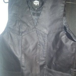 Leather vest with gun pocket